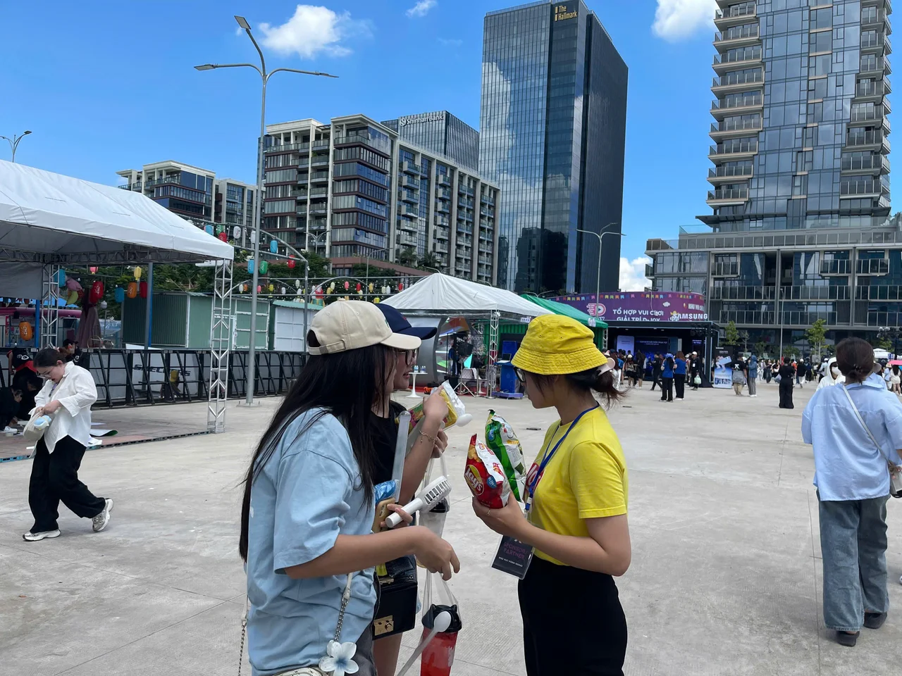 Promoter Lay's (áo vàng) chủ động tiếp cận và phát sampling cho khán giả tại khu vực ngoài trời của concert
