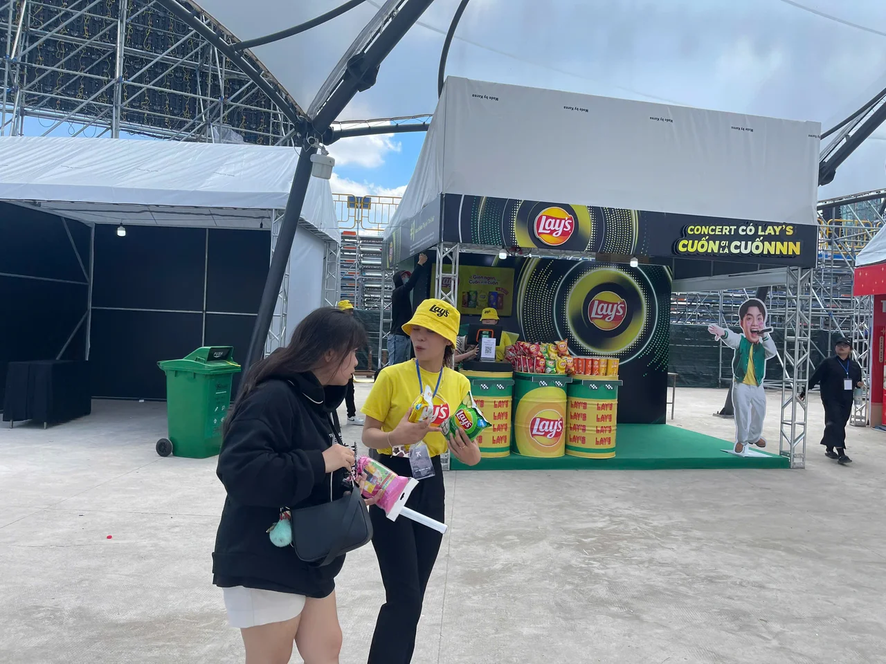Khán giả tương tác tại booth Lay's - khu vực brand village của concert Anh Trai Say Hi