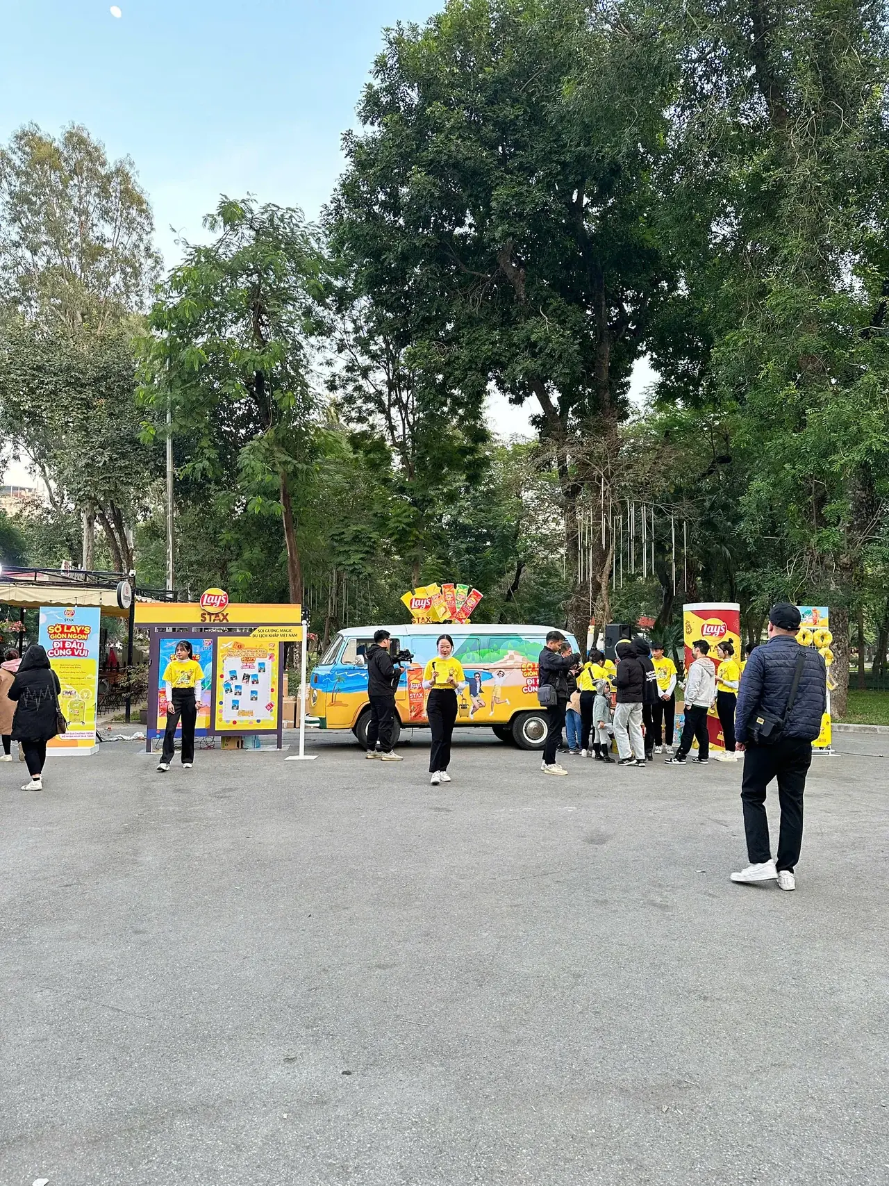 Activation Lay's Stax tại công viên - xe branded và đội promoter triển khai dance challenge