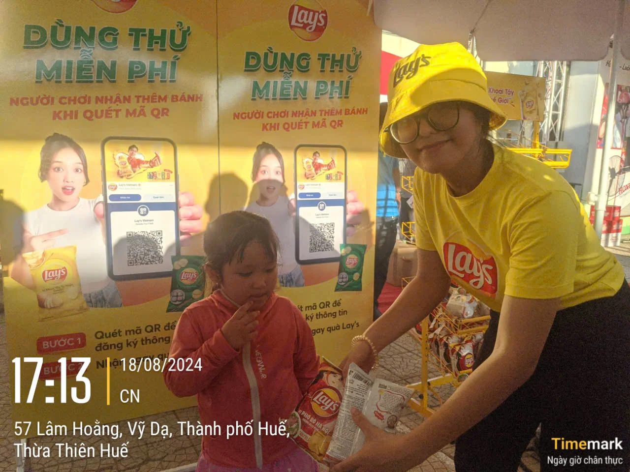 Khu vực booth sampling Lay's với banner "Dùng Thử Miễn Phí" và trưng bày sản phẩm tại sự kiện Huế
