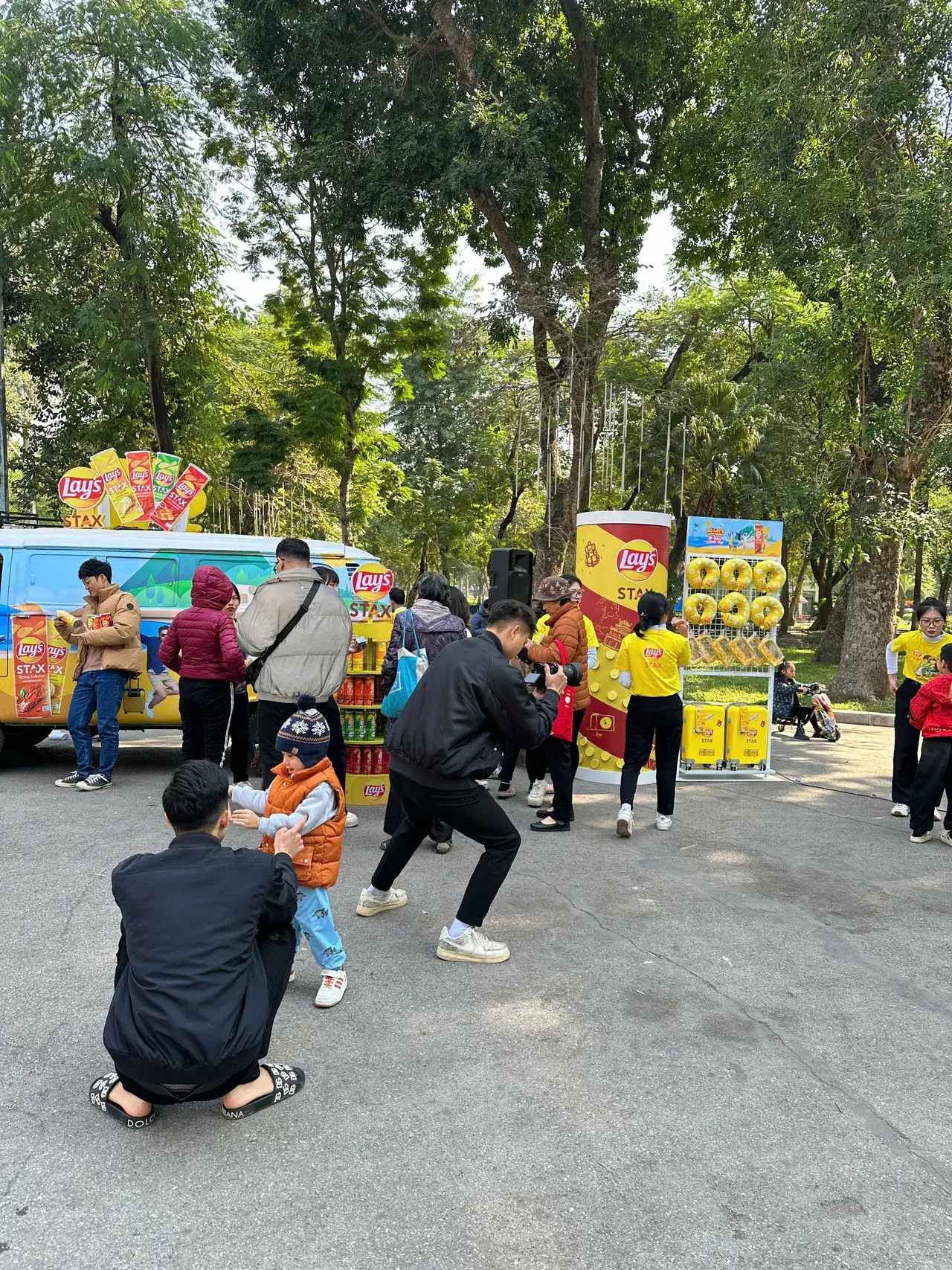 Xe bus Lay's Stax branded chạy roadshow qua các tuyến phố - thu hút sự chú ý trước khi activation bắt đầu