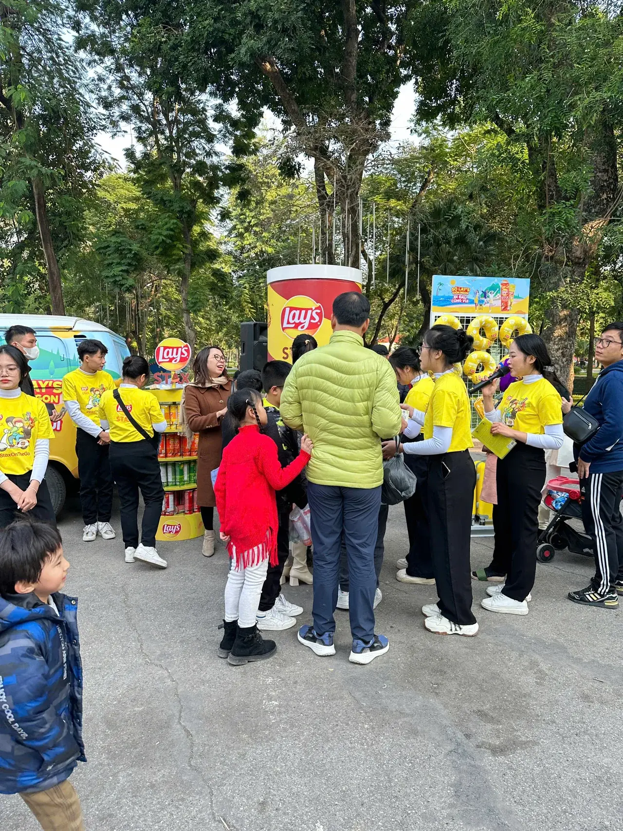 Booth activation Lay's Stax - khu vực check-in, Magic Mirror và trưng bày quà tặng